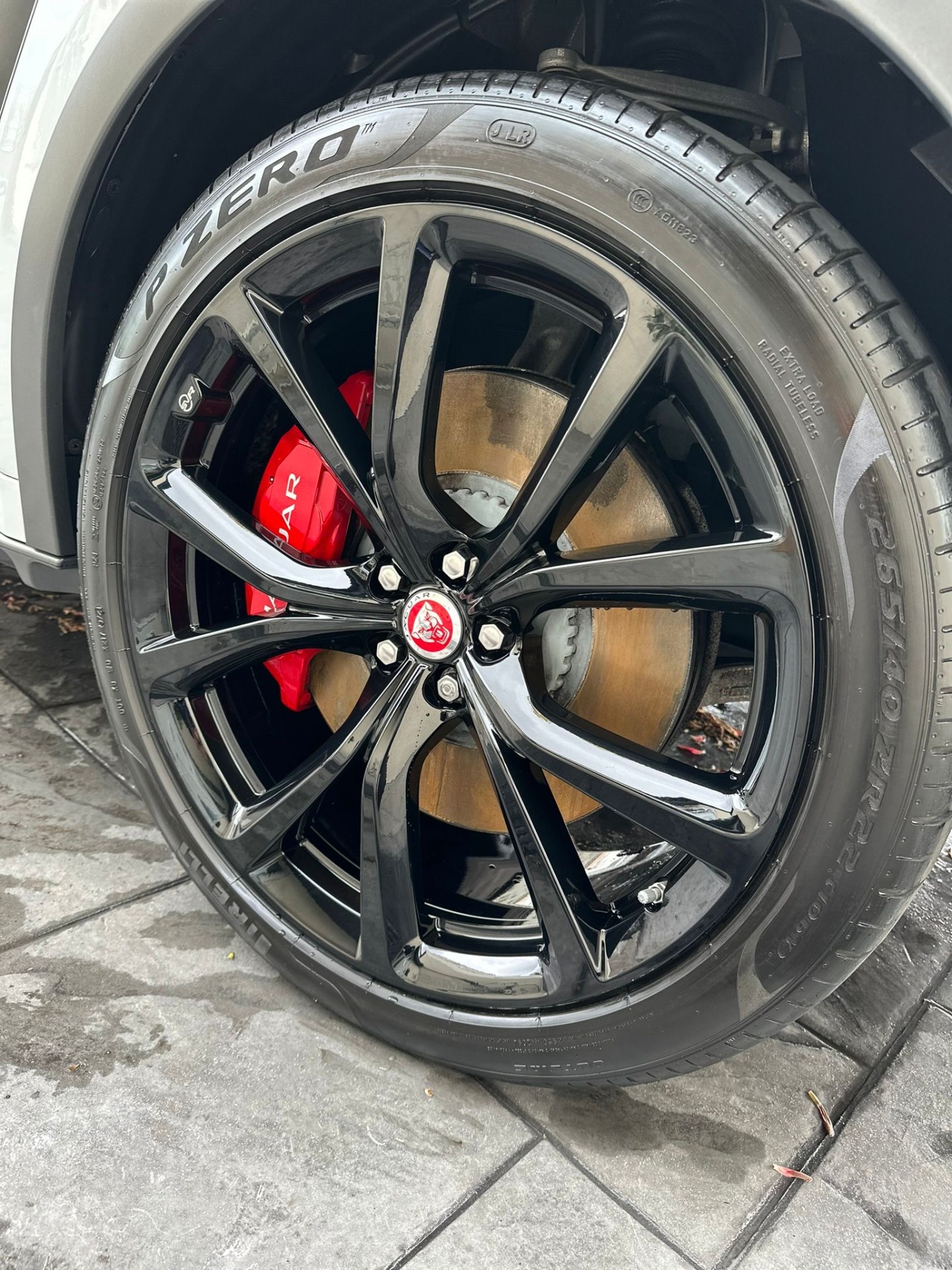 Jaguar gloss black alloy detail